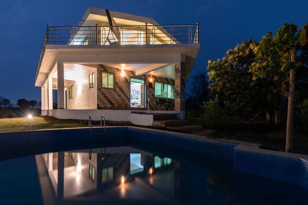 Aqua & Sage By Stayvista - Riverside Villa With Pool & Terrace Карджат Экстерьер фото