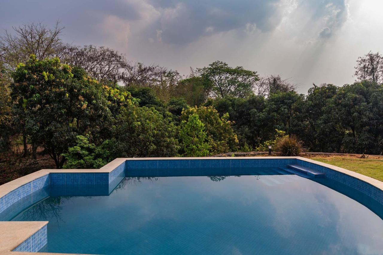 Aqua & Sage By Stayvista - Riverside Villa With Pool & Terrace Карджат Экстерьер фото